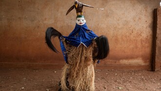 Le maschere Geledè, della tradizione Yoruba. Le maschere Geledè (Nigeria, Benin, Togo), celebrano il potere delle donne, in particolare delle madri anziane (Awon Iya Wa), custodi della vita e della saggezza. Foto di Carlo Bevilacqua