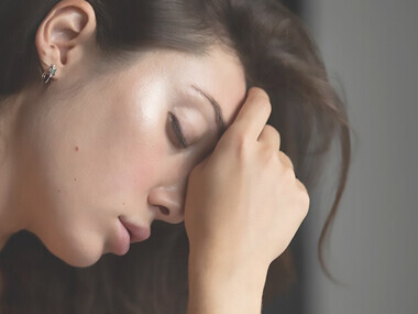 Engage with the image of a contemplative woman, hand on her head, as she reflects on self-understanding, capturing a moment of introspection and thoughtful consideration
