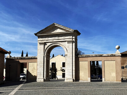 Puerta de Madrid en Alcalá de Henares, España. A 30 kilómetros de la Puerta de Alcalá, en Madrid. Colección Jorge M. González