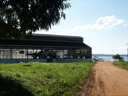 Fordlândia, Desembarcadero en Tapajós y una fabrica de caucho. La ciudad-fábrica fue concebida para producir el caucho que suministraría la materia prima para las juntas, las gomas y, sobre todo, los millones de neumáticos de sus coches, Brasil