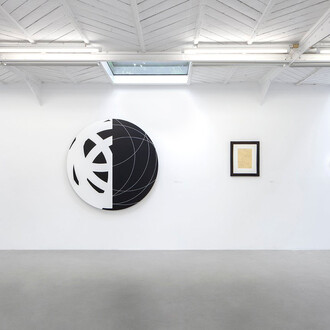 Sophie Taeuber-Arp et François Morellet, Au hasard, vue d'exposition. Avec l’aimable autorisation de la Galerie Kamel Mennour