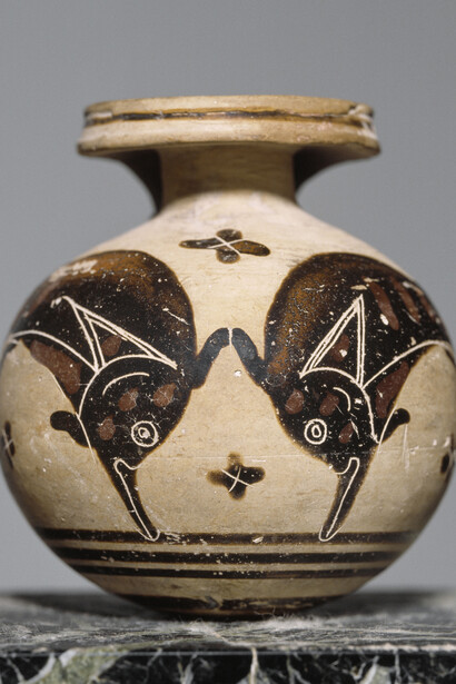 Aryballe globulaire à figures noires - deux dauphins affrontés, Argile, h. 7,1 ; d.max. 6,4 cm, Découverte : Camiros/ production : Corinthe 570-550 av. J.-C.
Acquisition Salzmann, 1864, Paris, musée du Louvre, département des AGER © RMN-Grand Palais (musée du Louvre) / Hervé Lewandowski