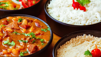 A culinária brasileira é um reflexo de nossa história, unindo influências indígenas, africanas, europeias e asiáticas em pratos que celebram a diversidade cultural. Descubra a riqueza dos sabores e tradições que formam nossa identidade
