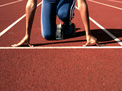 Deportista a punto de comenzar una carrera
