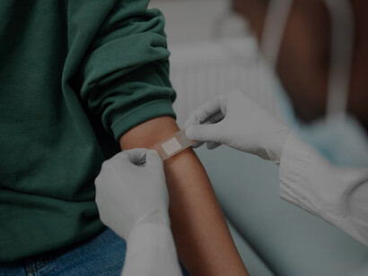 In a clinical environment, a proficient doctor is shown extracting a blood sample from a patient, highlighting the significance of medical procedures in facilitating accurate diagnosis and effective treatment