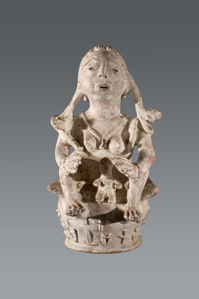 Scultura Mami Wata (Mammy Water) del popolo Ewe del Ghana (XX secolo). Mami Wata è un esempio di sincretismo religioso, poiché la sua figura integra elementi di diverse religioni, tra cui l'animismo africano, il cristianesimo, l'induismo e altre influenze coloniali. Questa fusione riflette l'incontro tra culture diverse durante il commercio atlantico degli schiavi e la colonizzazione