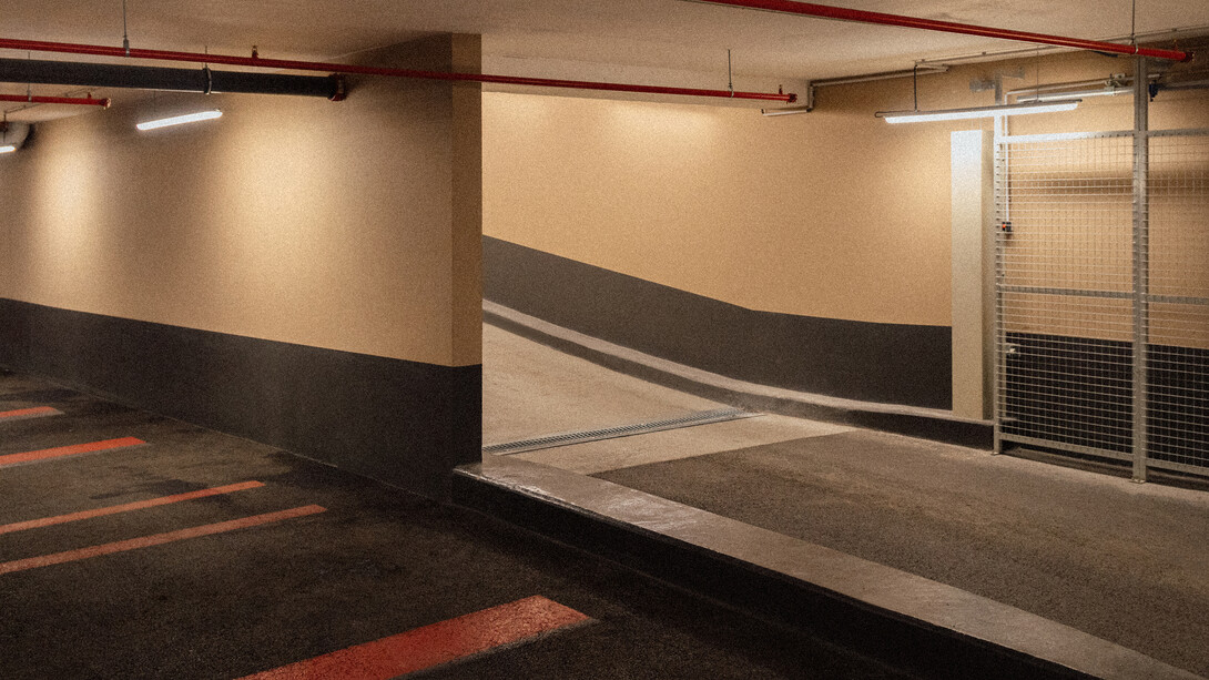 Parking, Marien Hvala. Ses premières œuvres prennent forme à travers une démarche minimaliste de la photographie, composées de structure et de formes répétitives