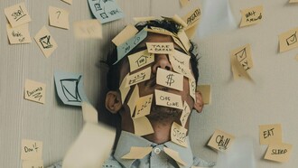 Em vários aspectos a vida atual é inegavelmente mais desenvolvida como na medicina, na higiene e no conforto material. Entretanto, nem tanto esforço é dedicado à questão do bem-estar humano. Será que a vida moderna torna as pessoas satisfeitas com sua existência? Num primeiro momento a discussão não parece fazer sentido, afinal, se hoje é mais rico, saudável e confortável é óbvio que seria mais feliz também. Porém, não é tão fácil responder à pergunta. Estudos da psicologia apontam que bens materiais trazem uma satisfação apenas momentânea às pessoas, sendo logo esquecidas. Portanto, um mundo mais rico não é necessariamente mais feliz