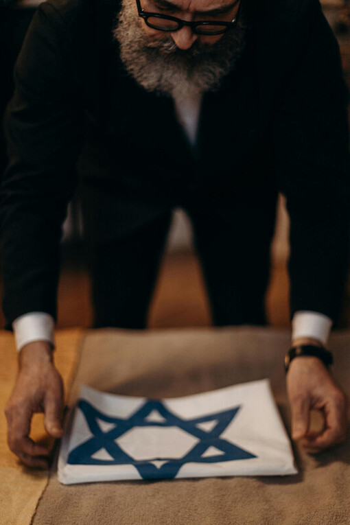 A guerra entre Israel e Palestina causa deslocamento em massa de civis, resultando em refugiados e aumentando a polarização étnica e religiosa
