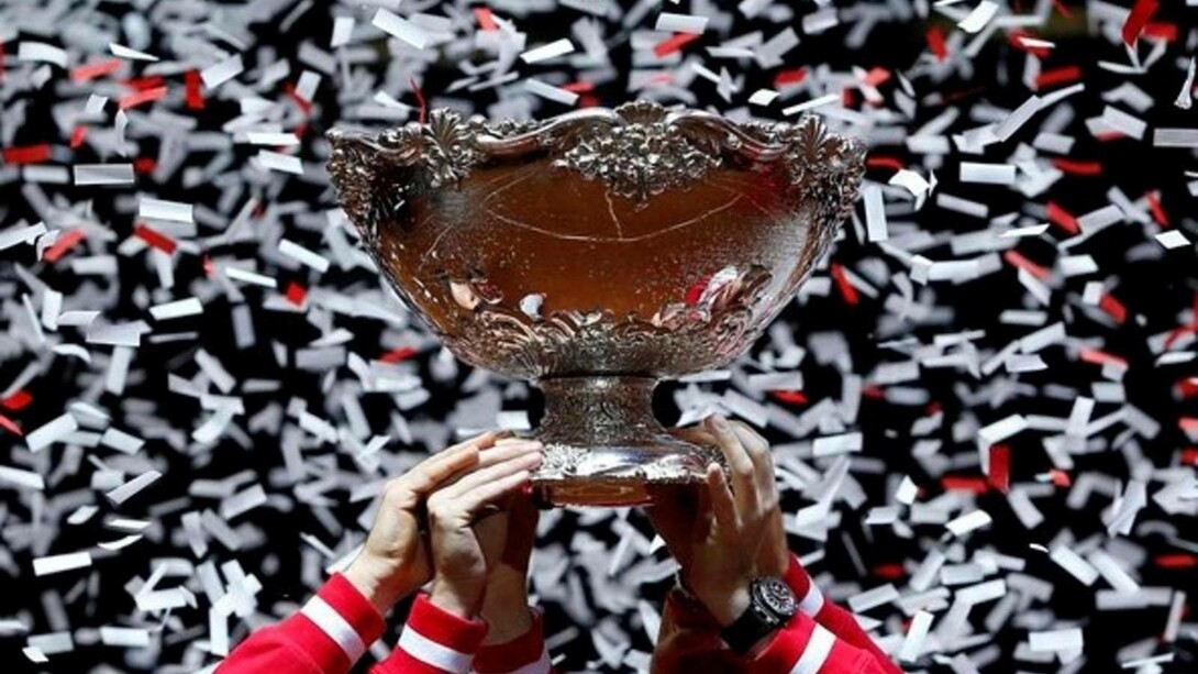 Stanford University title in tennis being hoisted by the entire team