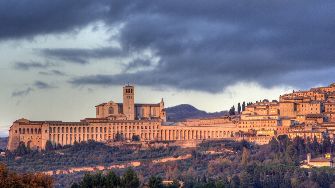 Lo skyline di Assisi, Italia. Papa Francesco nel 2019 convoca giovani economisti e imprenditori e "change makers" ad Assisi