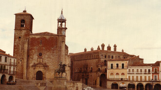 Iglesia de San Martín y estatua ecuestre de Francisco Pizarro.Trujillo de Extremadura, 2023. Cáceres, España