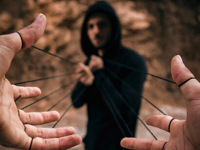 Manipulation. Devenir une marionnette, c’est faire partie de l’arsenal nécessaire pour le maintien du statu quo, des guerres, des religions et autres adhérences étrangères aux propres problèmes