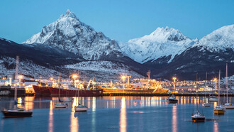Ushuaia, Argentina, la ciudad más austral del planeta, combina una historia singular con paisajes de una belleza salvaje que invitan a la aventura