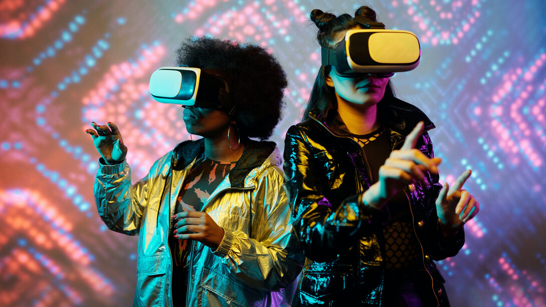 Amigas participam de encontro virtual no metaverso