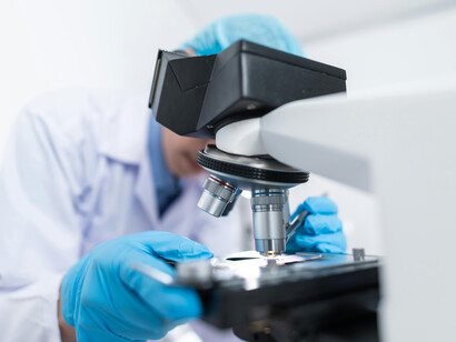 Investigador con un microscopio. La investigación interdisciplinaria fue fundamental en la pandemia