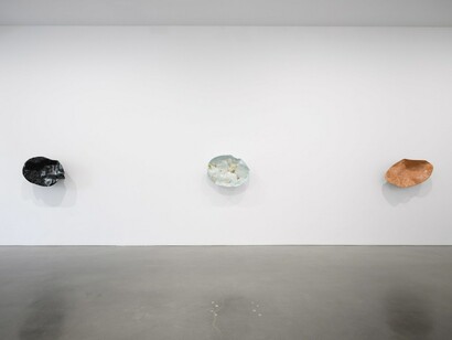 Liz Larner, Magnetic instinct, exhibition view. Courtesy of Regen Projects