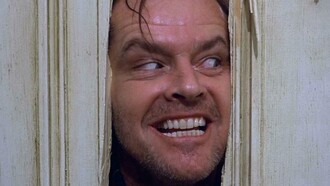 Lançado em 1980, O Iluminado é baseado no romance homônimo de Stephen King, mas o filme vai além do material original. Kubrick, conhecido por seu perfeccionismo e abordagem única, pegou a obra de King e moldou-a com uma criatividade que só ele poderia oferecer. A combinação de elenco, fotografia, cenários e figurinos não é meramente funcional: tudo parece ter sido cuidadosamente encaixado em um quadro de terror, perfeito e intransponível, como uma cena de pesadelo sem fim