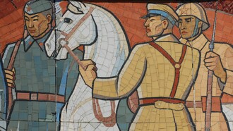 Fragmento del mural de mosaicos de azulejos en el Monumento a la Segunda Guerra Mundial de Zaisan en Ulán Bator, Mongolia, que ilustra escenas de la alianza soviético-mongola de la era socialista