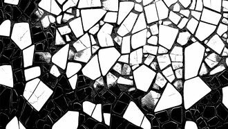 Ces éclats révèlent l’évidence nue de la porcelaine brisée : l’événement existe seul, sans quête d’auteur ni justification