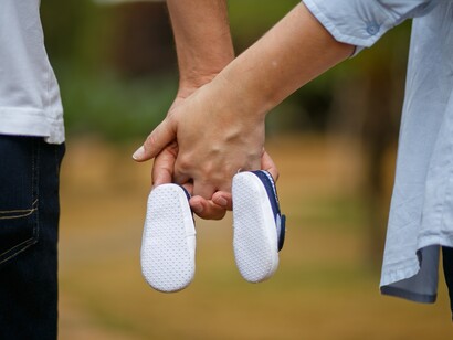 El sistema económico y productivo no se lo pone fácil a los futuros padres