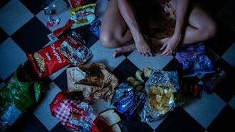 Por que o silêncio é visto como inimigo? Por que perdemos o autocontrole com a comida? O que está por trás deste comportamento que parece distração mas revela algo mais profundo em relação às pessoas