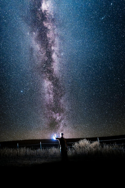 Joven admirando el universo. La conciencia universal es el estado de integración con la esencia universal