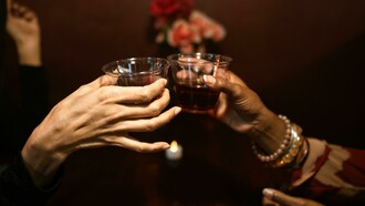 Brinde. No mundo, a vida insere os usos, os significados, os valores, os conhecimentos típicos da cultura de pertença e a linguagem. Assim, a Fenomenologia trata de uma estrutura face a face, entendendo que as acções sociais têm um significado contextualizado, de configuração social e não puramente individual