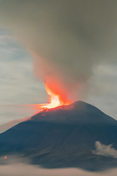 Las rocas del interior de la tierra, que son fluidas como la lava de volcanes, ascienden a la superficie al ser calentadas por la radiactividad