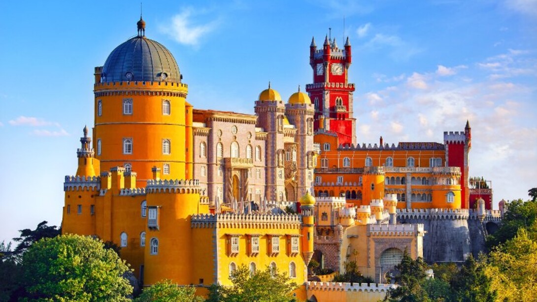 Il Castello di Pena, situato a Sintra, Portogallo, è un esempio eccezionale di architettura romantica del XIX secolo. Costruito su un'antica cappella, il castello presenta un mix di stili gotico, manuelino, islamico e rinascimentale, con vivaci colori gialli e rossi che caratterizzano le sue mura