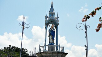 Quando avistei um homem encostado no muro, com chapéu de palha para se proteger do sol, usava uma calça marrom arregaçada até ao joelho, possuía uma atadura nos pés, e uma muleta encostada ao muro. Ele estava com a camisa azul semiaberta, segurando uma cuia de embalagem de queijo do reino, onde balançava com algumas moedas pedindo dinheiro de maneira enfática. Na sua boca faltavam dentes e no seu olhar havia sede de cura. Fiquei chocada! Descobri um mundo da falta!