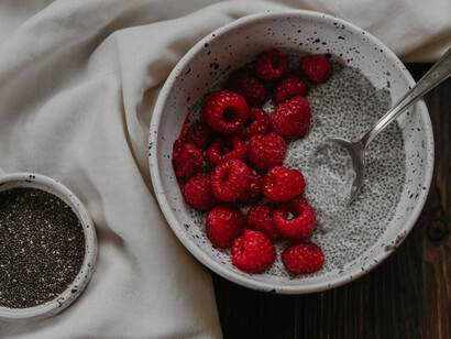 Semillas de chía y frutas. Honrando la sabiduría de la naturaleza, una mujer puede nutrir su energía femenina y armonizar su vida