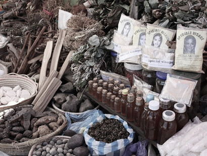 Médecines traditionnelles en Afrique. Les gurus « guérisseurs » modernes soutiennent une véritable industrie médicale parallèle, promettant santé, virilité et guérisons miraculeuses à quiconque pourraient s’offrir leurs services