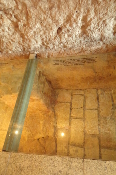 Pavimento térreo, vendo-se o piso original do século XVII - Museu Sinagoga Kahal Zur Israel, Recife