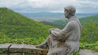 L’Eremo di Montecasale, nel territorio di Sansepolcro, sorge in un ambiente montano appartato della Valtiberina, immerso nei boschi e caratterizzato da un forte isolamento paesaggistico. Sansepolcro, Toscana, Italia