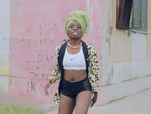 Karima 2G è nota per i testi impegnati che parlano di temi sociali e personali, come il razzismo, l’identità culturale e la condizione degli immigrati e delle seconde generazioni in Italia. Qui in una scena del videoclip della sua canzone "Bunga Bunga"