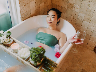 A full-course relaxing treatment on display